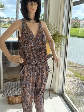 Sleeveless V-Neck Printed Jumpsuit  cropped leg